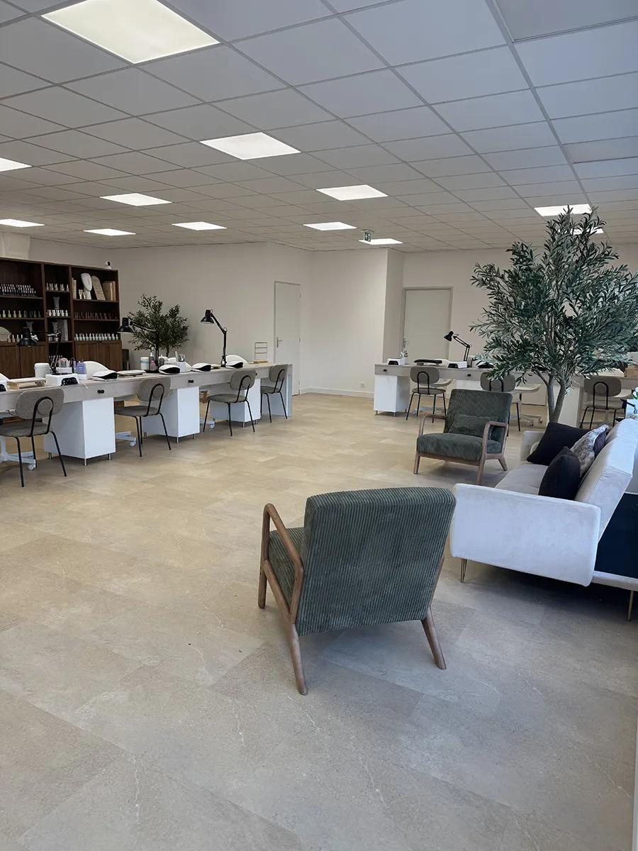AL Formations & Coworking — Cabine esthétique / bien-être · Poste de prothésie ongulaire